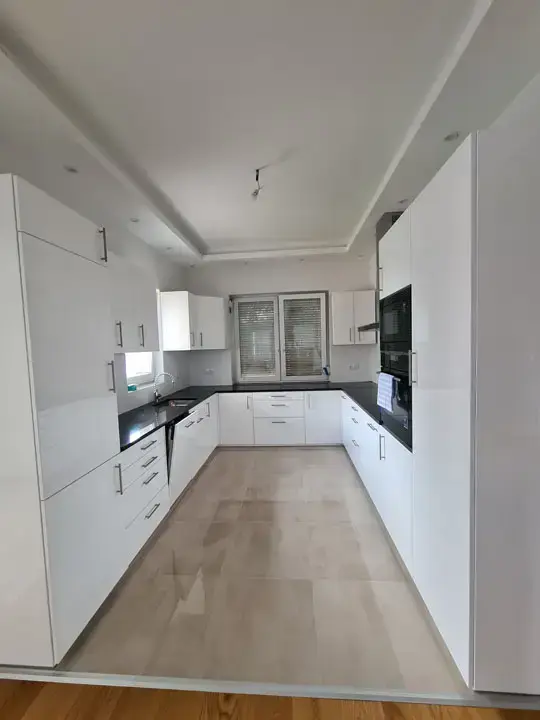 Családi konyha L-alakban - Meleg fa hatású frontokkal készült egyedi konyha, beépített reggelizőzónával., Budapest XI. kerület