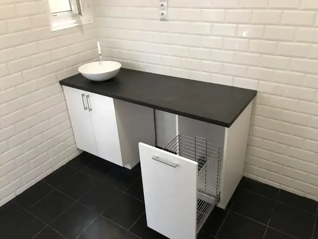 Dupla mosdós fürdőszoba bútor - Páraálló felületű, fiókos mosdópult tükörszekrénnyel és rejtett világítással., Budapest II. kerület
