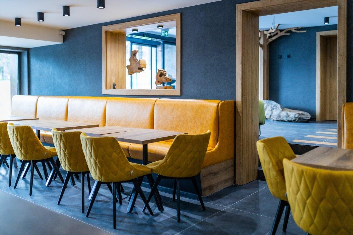 Egyedi üzleti kiszolgálópult - Nagy forgalomra méretezett pult és hátfalrendszer gyors kiszolgáláshoz.