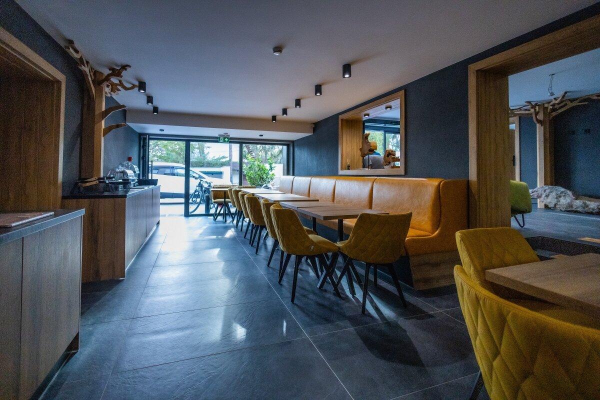 Intézményi tároló- és öltözőrendszer - Masszív, könnyen karbantartható tárolók intenzív napi használatra.