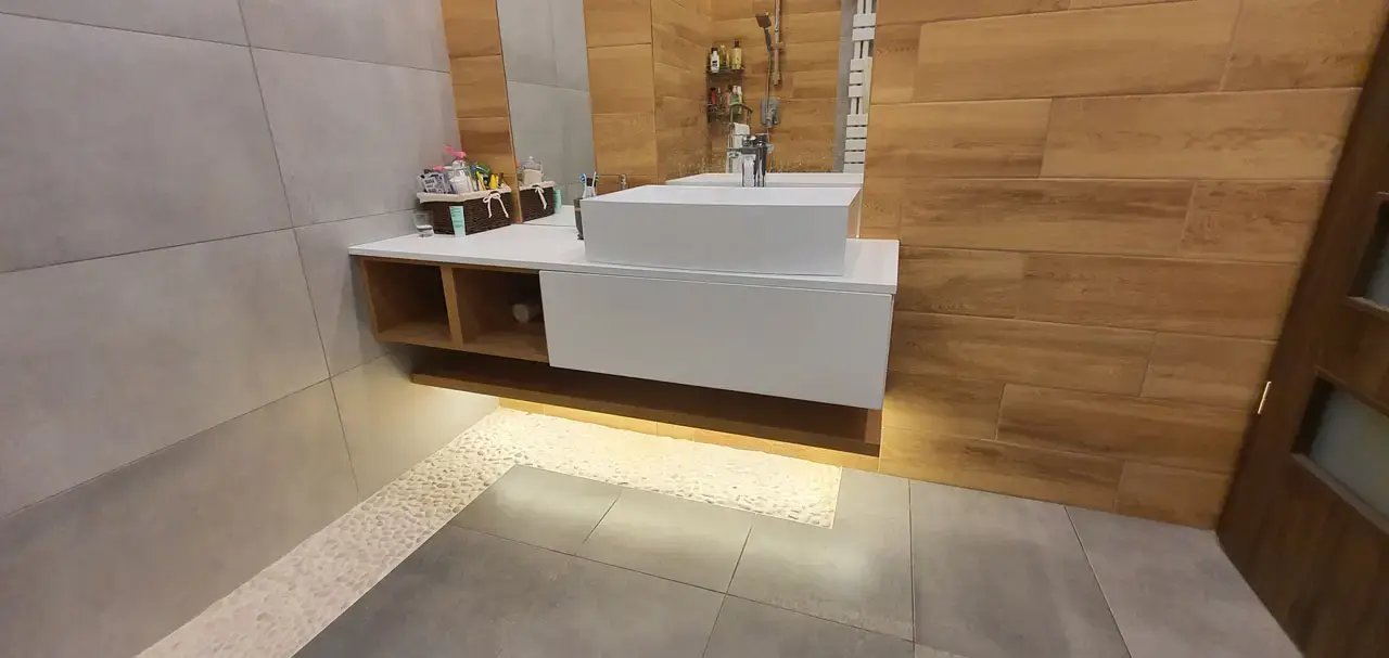 Kompakt fürdő tároló - Kis alapterületű fürdőbe tervezett, maximális helykihasználású bútor.