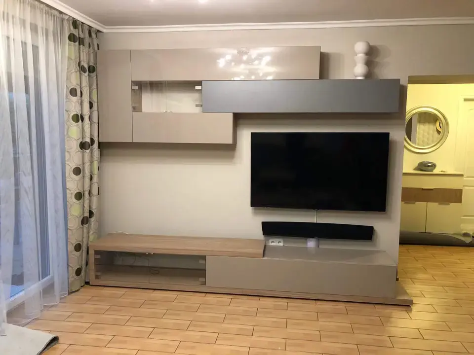 Médiafal és nappali tároló - Letisztult TV-fal rejtett kábelvezetéssel, fa lamellás háttérrel., Budapest XII. kerület