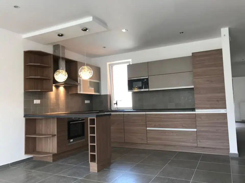 Minimal konyha, Óbuda - Matt frontos, rejtett fogantyús konyha nagy tárolókapacitással és praktikus munkafolyamat kiosztással., Budapest III. kerület