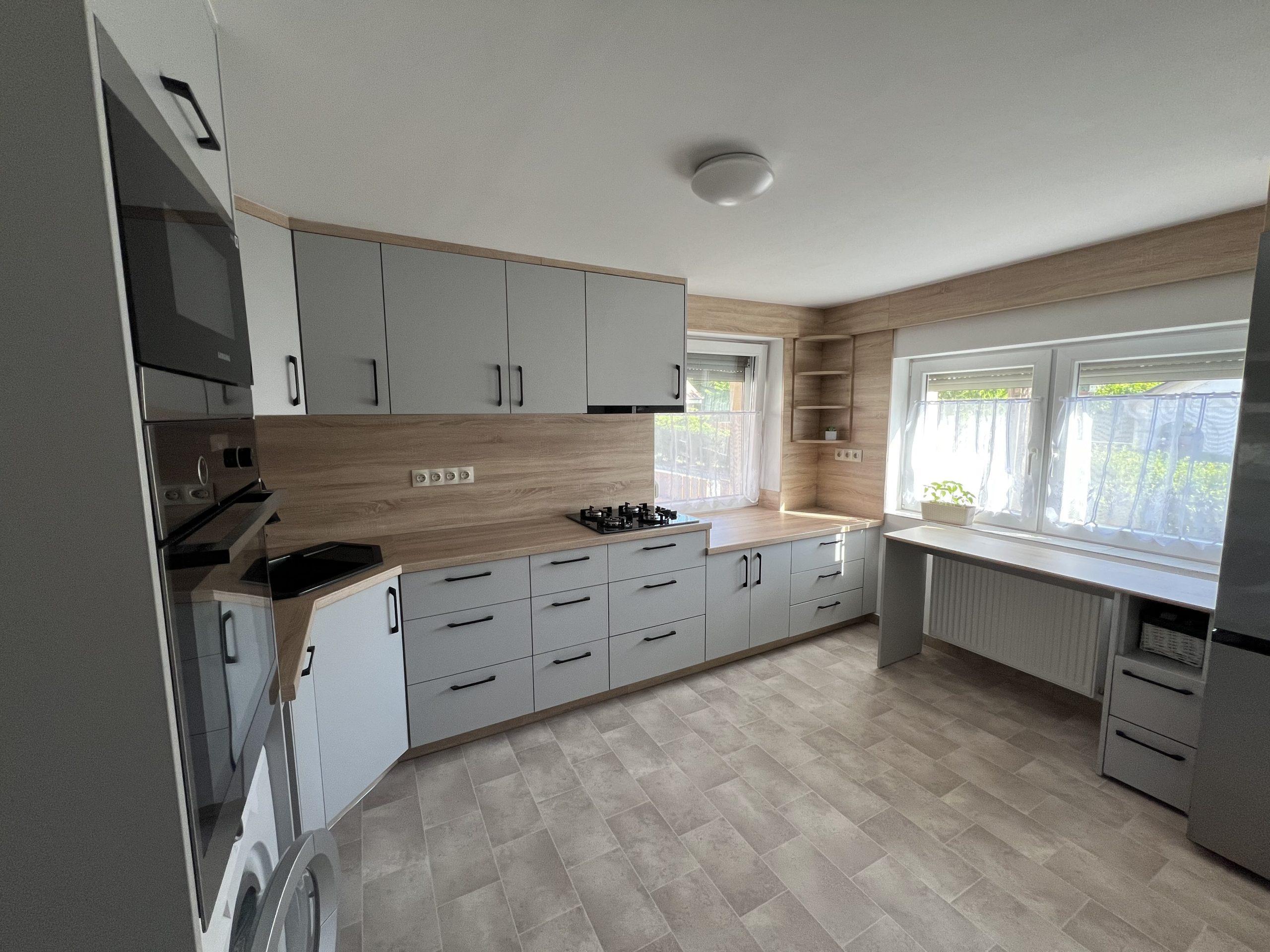 Nappali könyvespolc rendszer - Nyitott-zárt tárolók kombinációja modern, monokróm megjelenéssel.