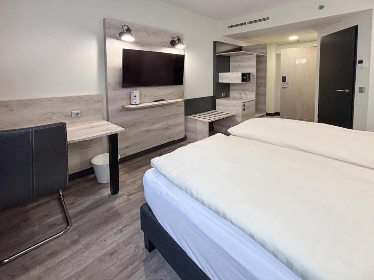 NEXTO DORMERO Hotel Budapest - 125 szoba komplett bútorozása egyedi gyártásban, egységes szobabútor-koncepcióval és tartós, intenzív használatra tervezett megoldásokkal., Budapest