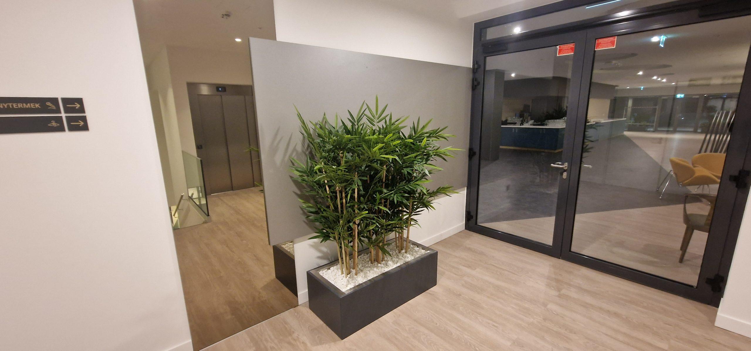 Lobby és közösségi tér - Látványos lobby bútorzat faburkolattal és egyedi pultmegoldással., Budapest belváros