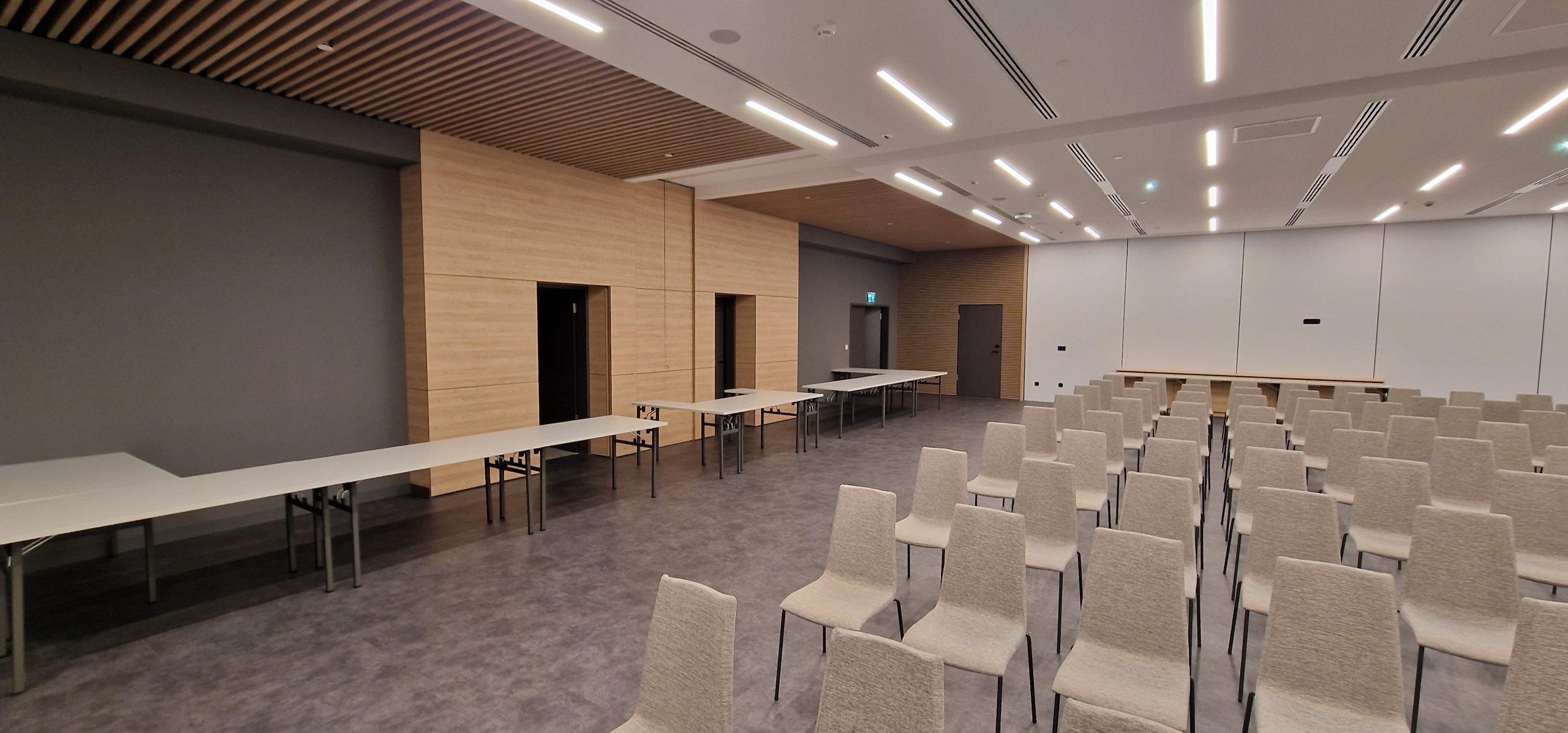 Szállodai szobabútor csomag - Ágyvég, íróasztal és tárolóegységek egységes designban, nagy igénybevételre tervezve.