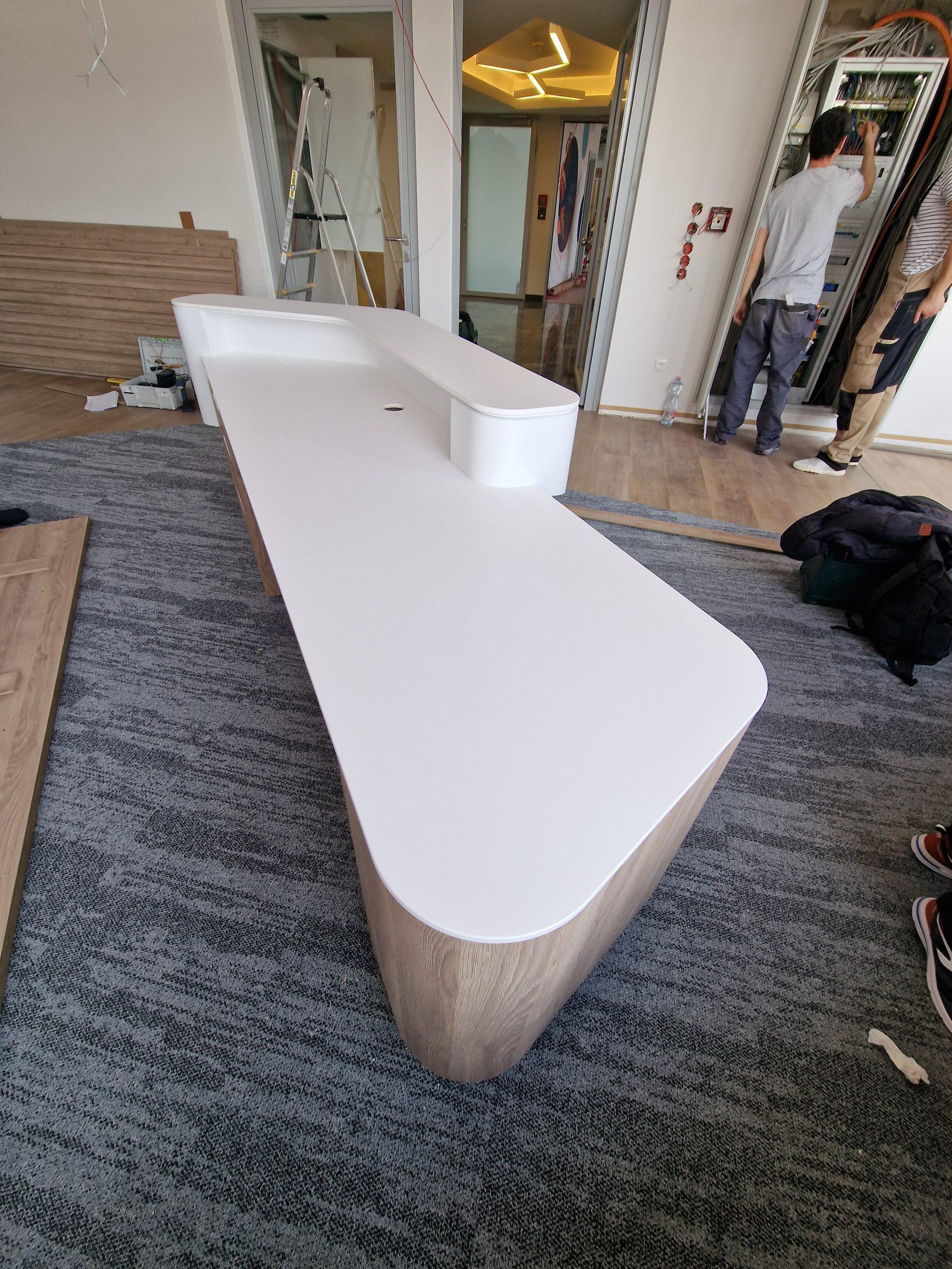 Tárgyaló és recepció bútorzat - Arculathoz illeszkedő recepciós pult és tárgyalóberendezés prémium anyaghasználattal.