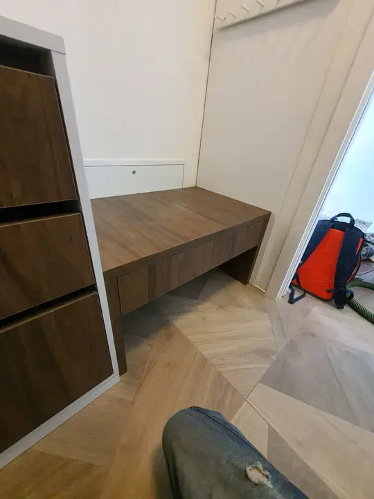 Tolóajtós gardrób, Üröm - Padlótól mennyezetig futó gardrób fékes tolóajtó rendszerrel., Üröm